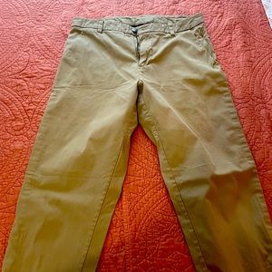 Mens Lululemon commission pants in khaki. 31/32